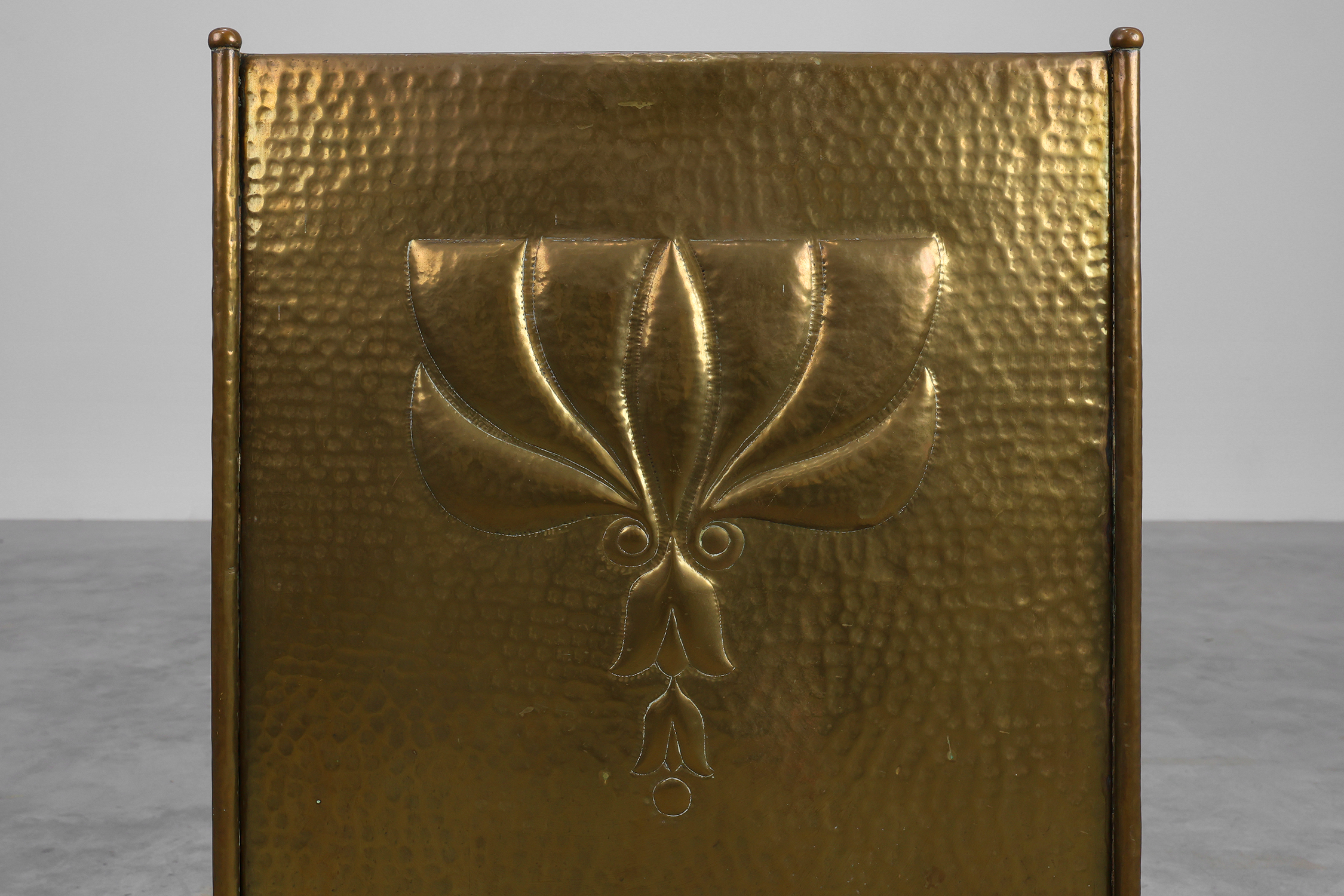 Elegant Art Deco hammered Copper Fireplace Screen, France 1920sthumbnail